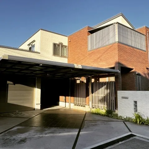 居相1丁目に位置する高級住宅のご紹介です。