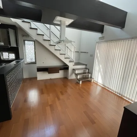 居相1丁目に位置する高級住宅のご紹介です。