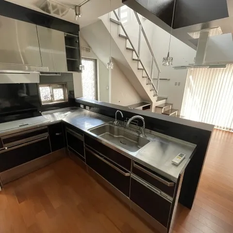 居相1丁目に位置する高級住宅のご紹介です。