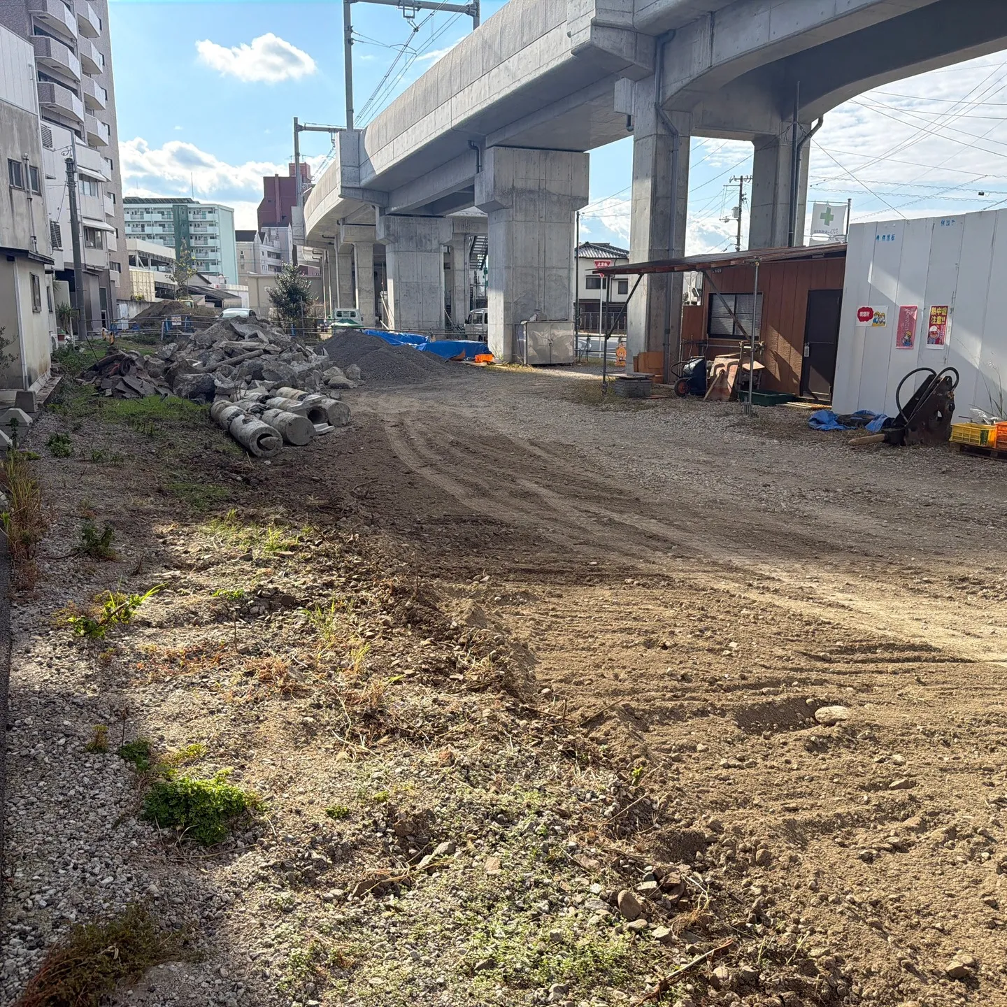 松山市のJR高架に隣接する側道工事が進行中で、本年度中に排水...