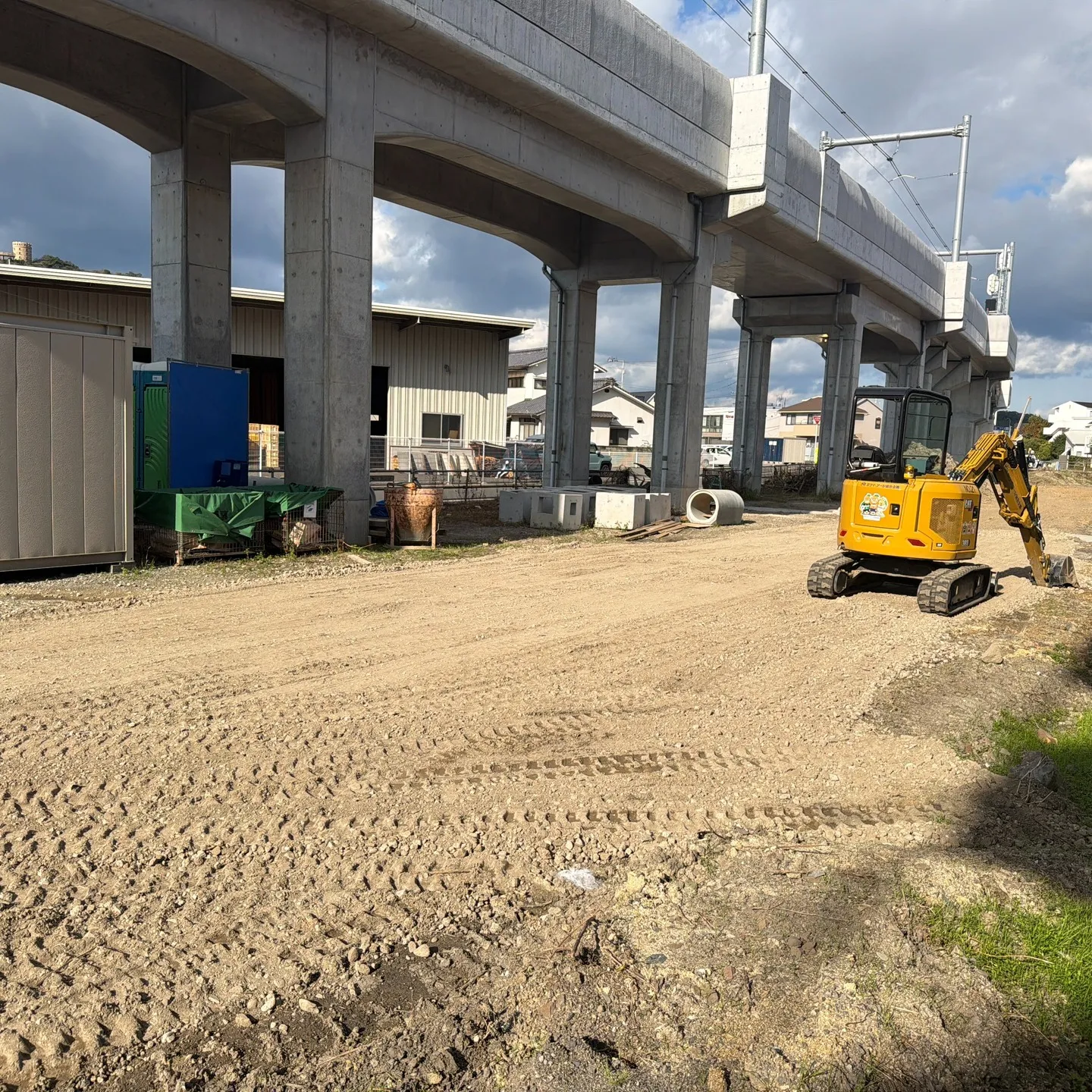 松山市のJR高架に隣接する側道工事が進行中で、本年度中に排水...