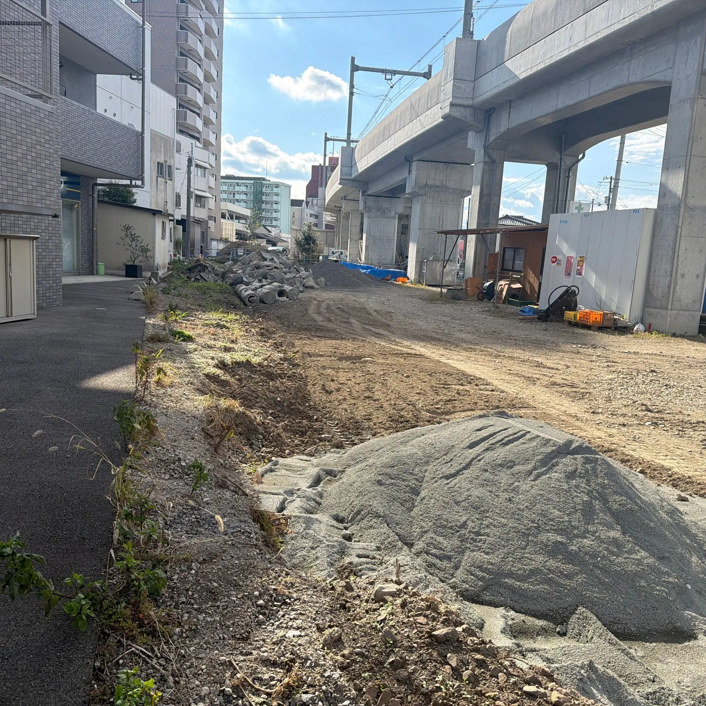 松山市のJR高架に隣接する側道工事が進行中で、本年度中に排水...