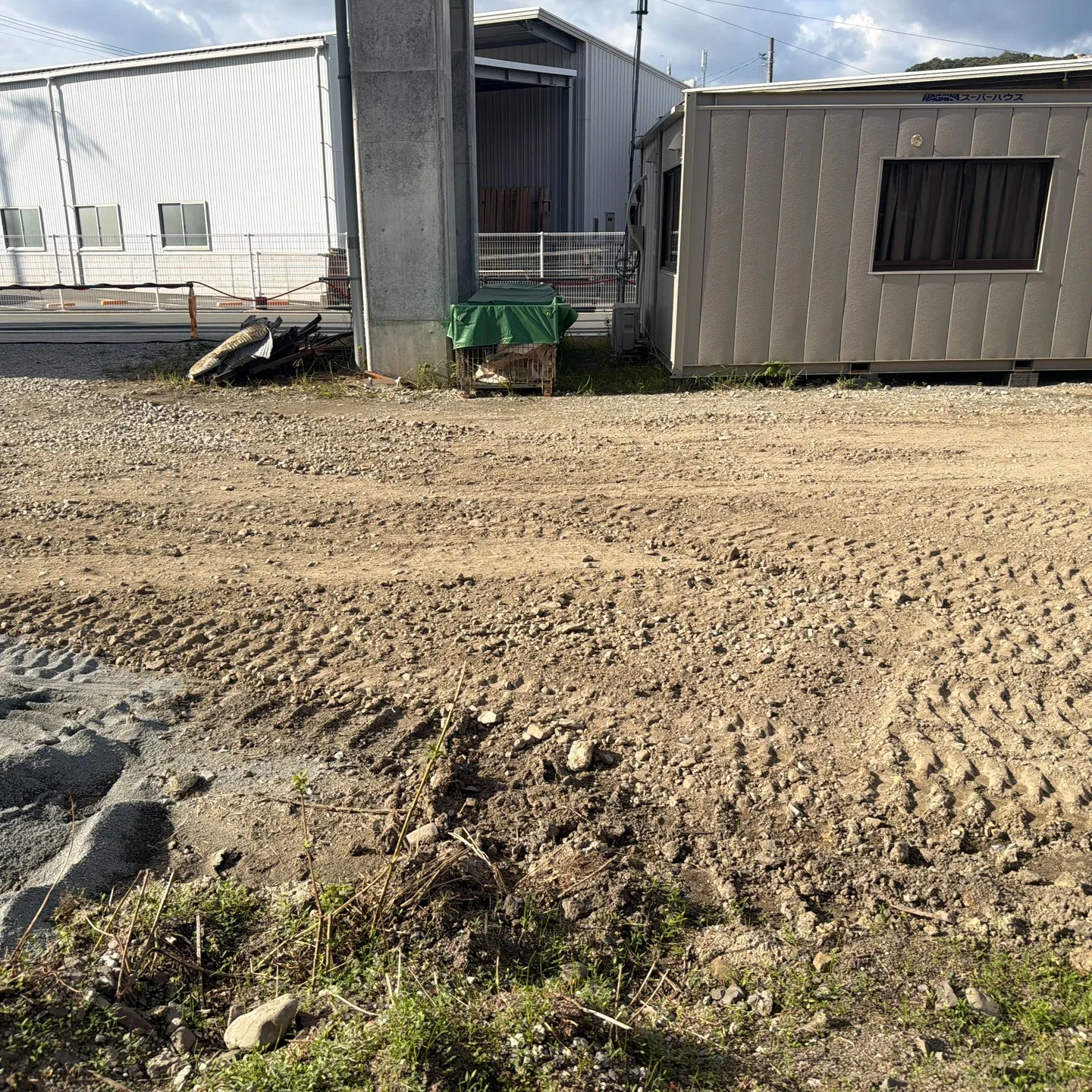 松山市のJR高架に隣接する側道工事が進行中で、本年度中に排水...