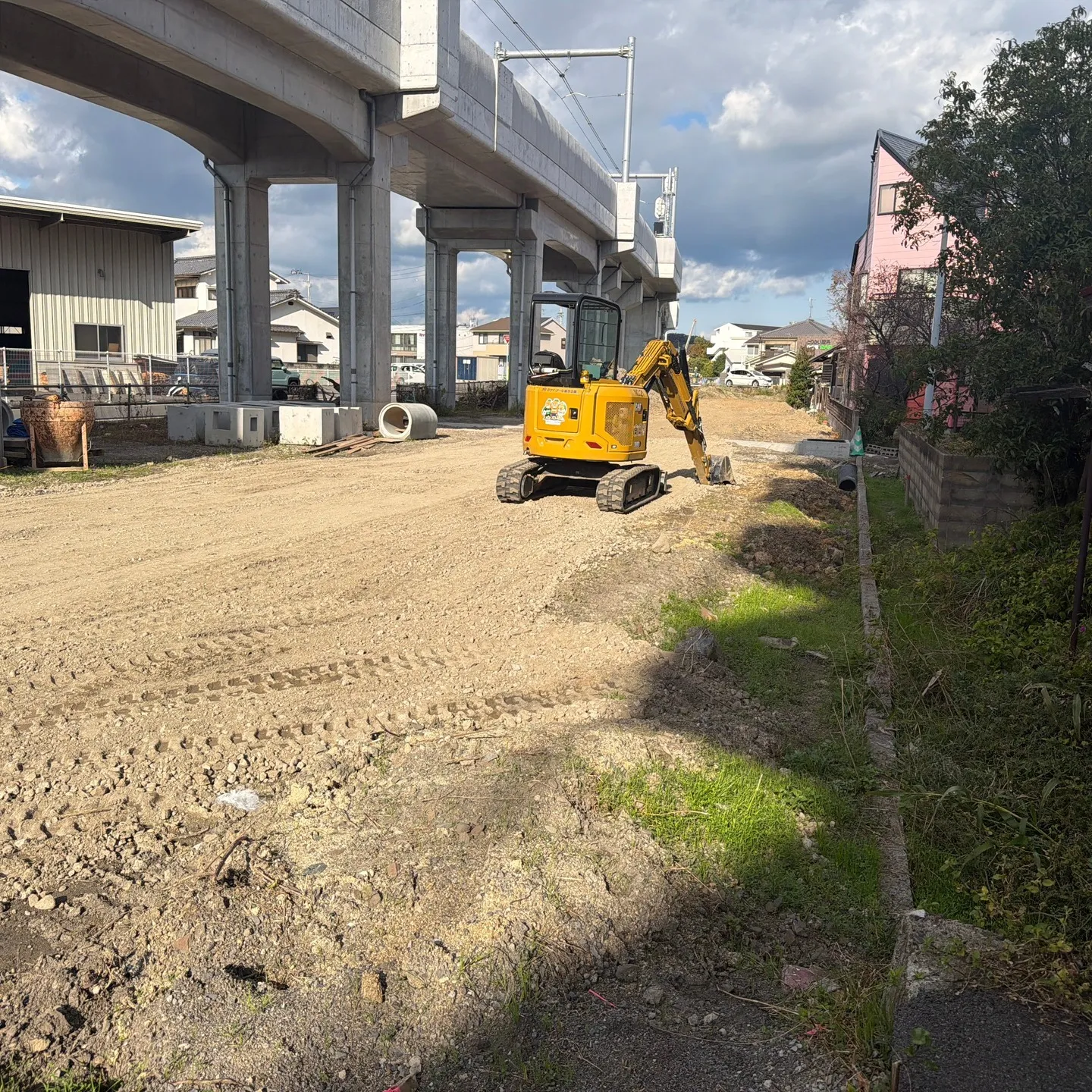 松山市のJR高架に隣接する側道工事が進行中で、本年度中に排水...