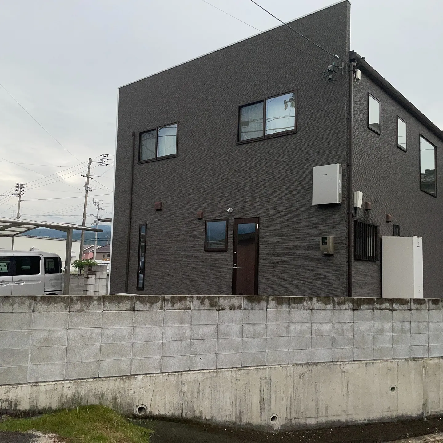 こちらは愛媛県東温市南方に位置する中古住宅のご紹介です。